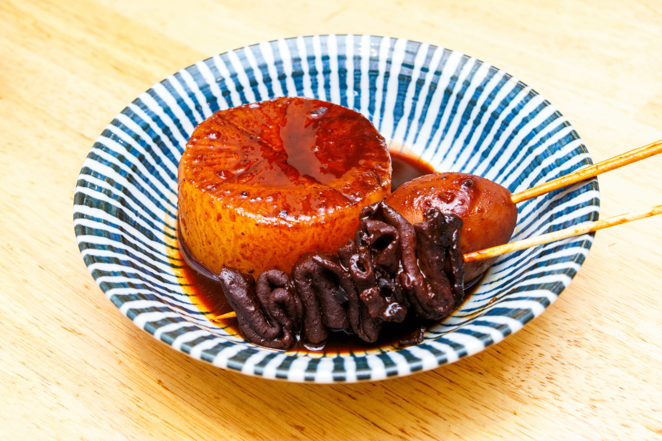 どて煮込みホルモン143円／玉子・大根各165円